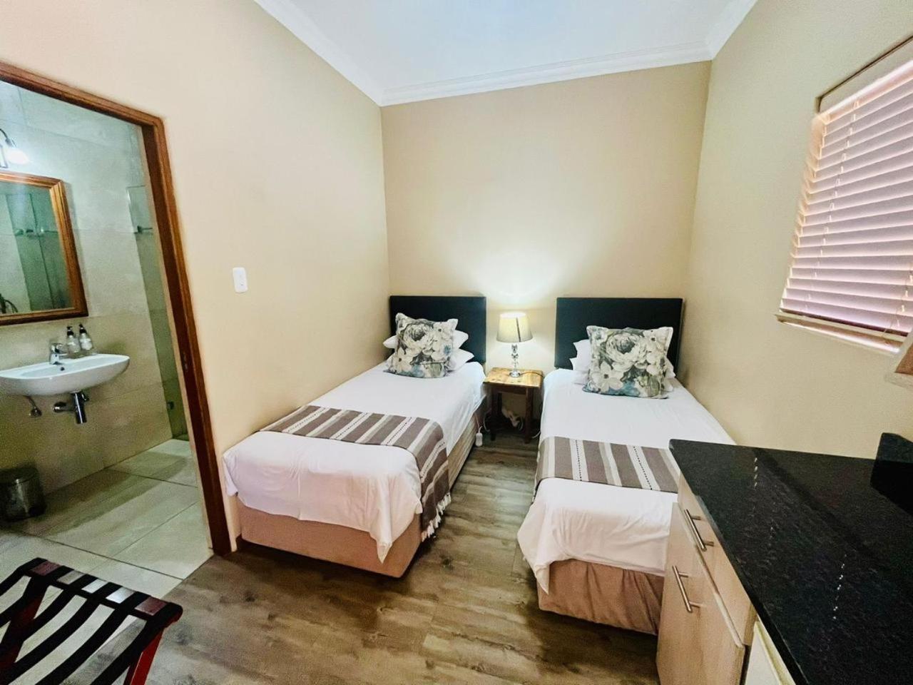 17 On Bird Guest House Beaufort West Dış mekan fotoğraf